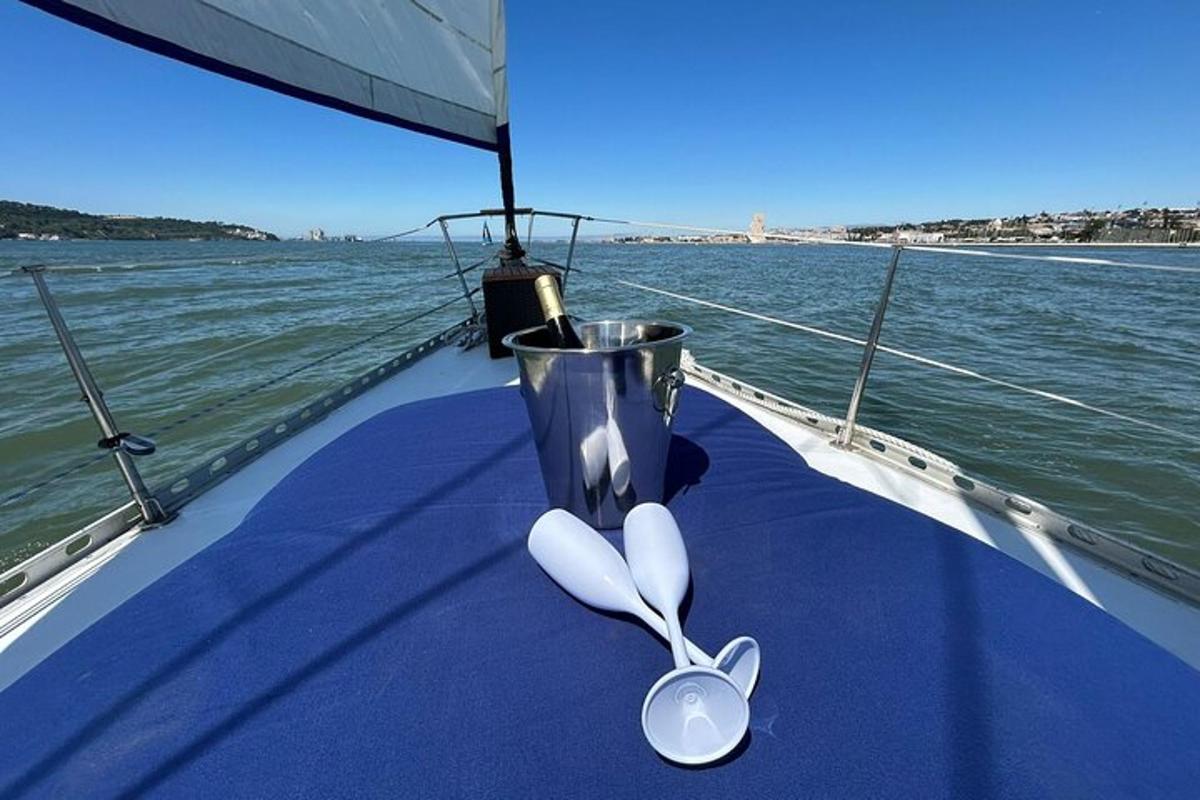 une paire de cuillères blanches posées à l'arrière d'un bateau