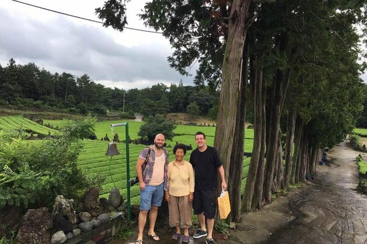 sekelompok orang yang berdiri di samping sekelompok pohon