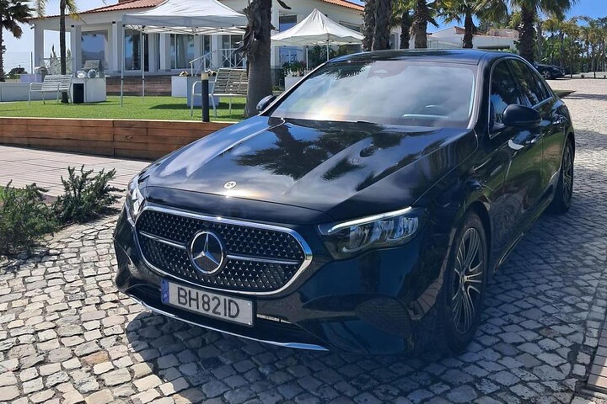 moder avtomobil znamke Mercedes Benz, parkiran na ulici
