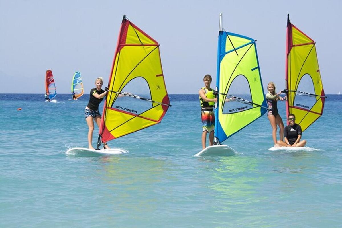 Skupina lidí windsurfing v oceánu