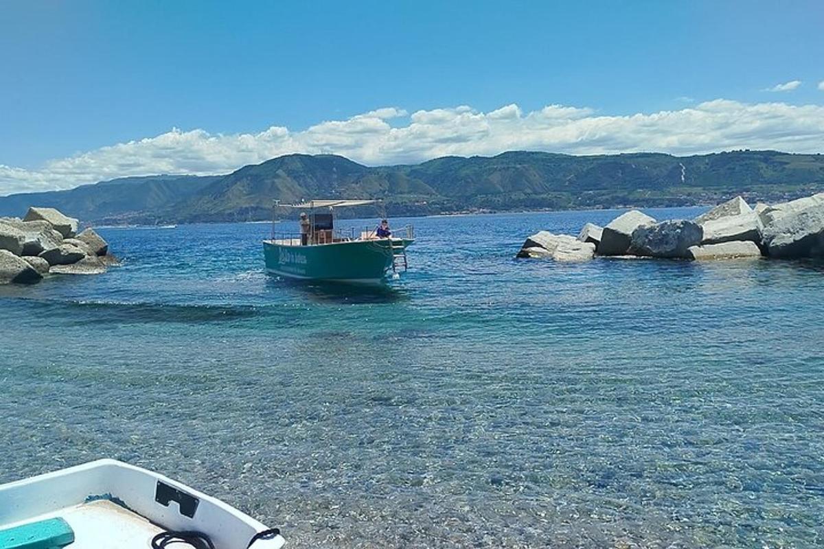 um barco em um corpo d'água com pedras