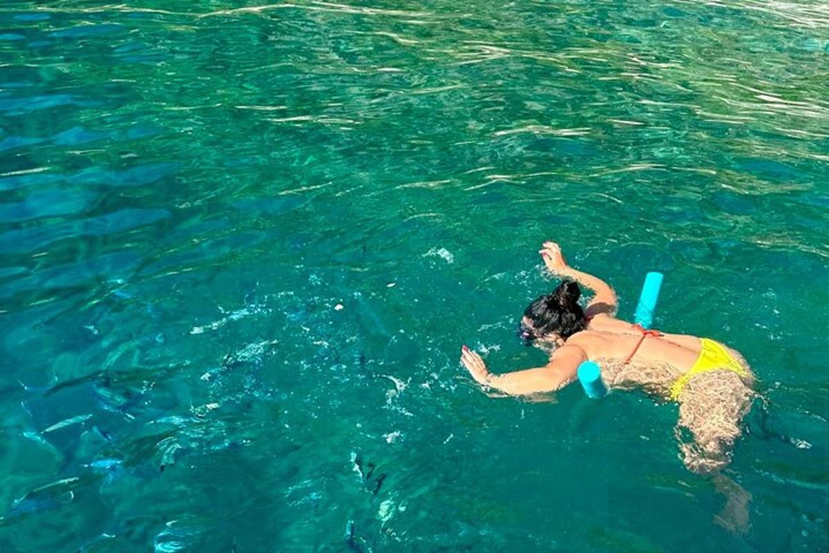 一名女子在木筏上的水中
