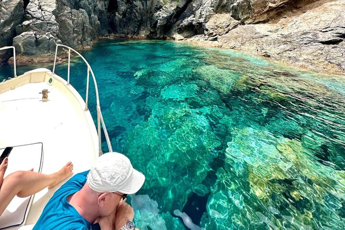 ένας άντρας σε μια βάρκα σε ένα υδάτινο σώμα