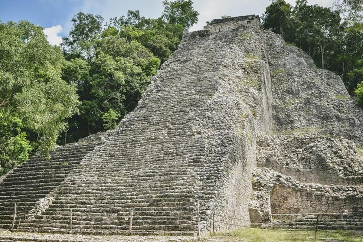 una piramide tra le rovine Maya