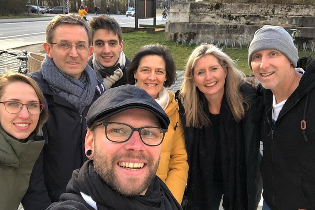 grupp inimesi, kes poseerivad pildi jaoks