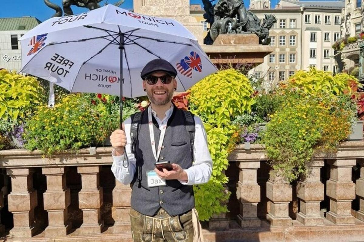 мужчина держит зонтик перед зданием