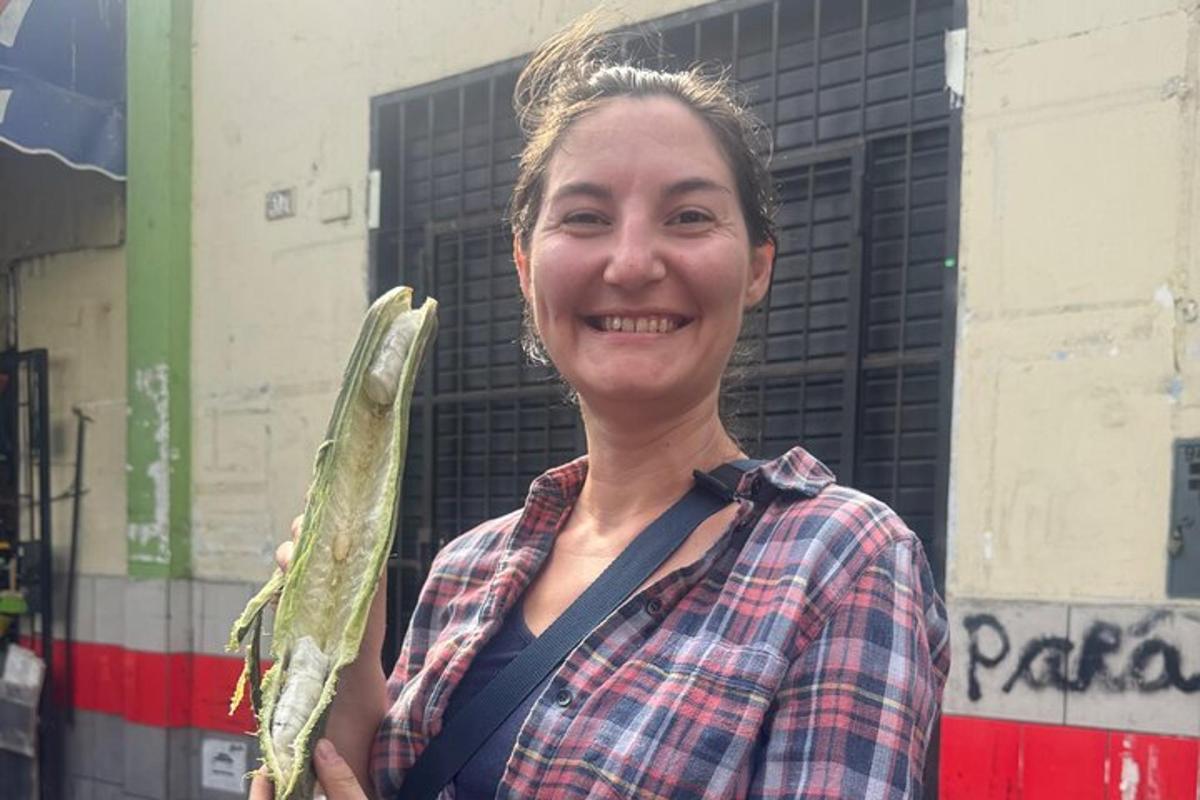 una donna tiene un pesce in mano