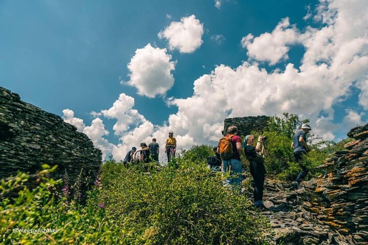 hópur fólks sem gengur á fjalli
