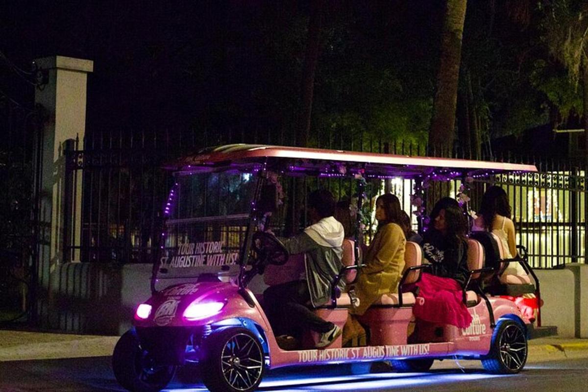 sekelompok orang mengendarai mobil golf di malam hari