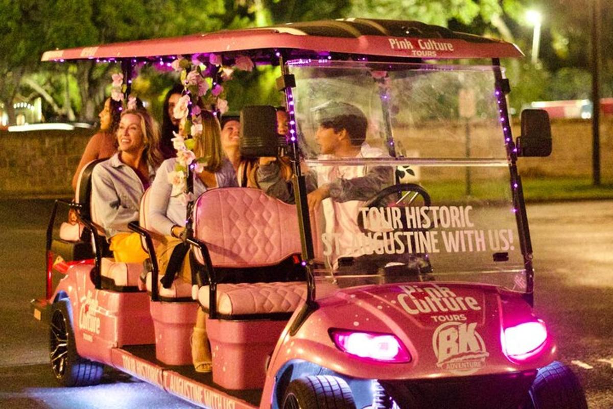 un grupo de personas viajando en un carrito de golf