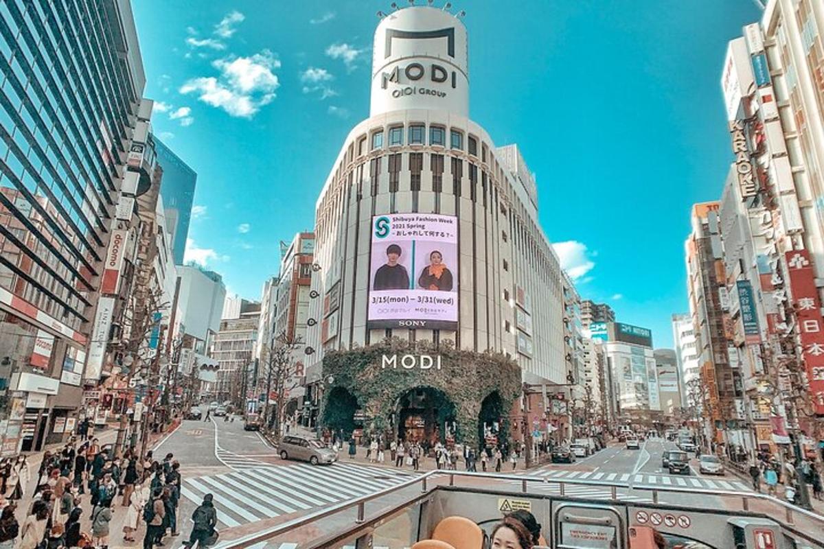 一条繁忙的城市街道，街道上有一座挤满人的大楼