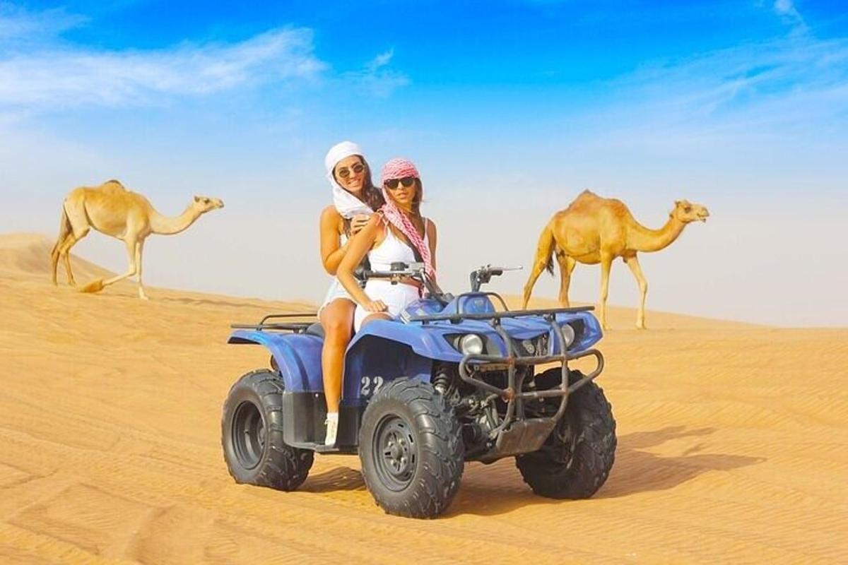 Dos mujeres viajando en un vehículo de cuatro ruedas en el desierto