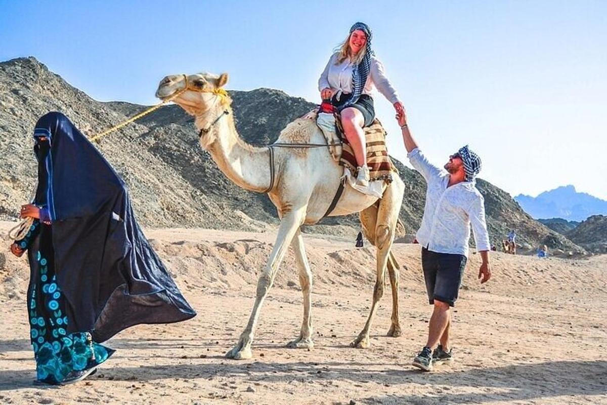 una mujer montada en un camello en el desierto