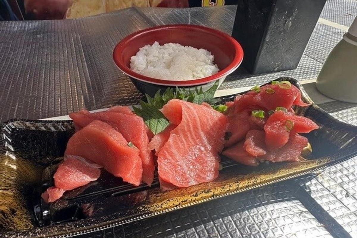 diskur af sushi með skál af hrísgrjónum