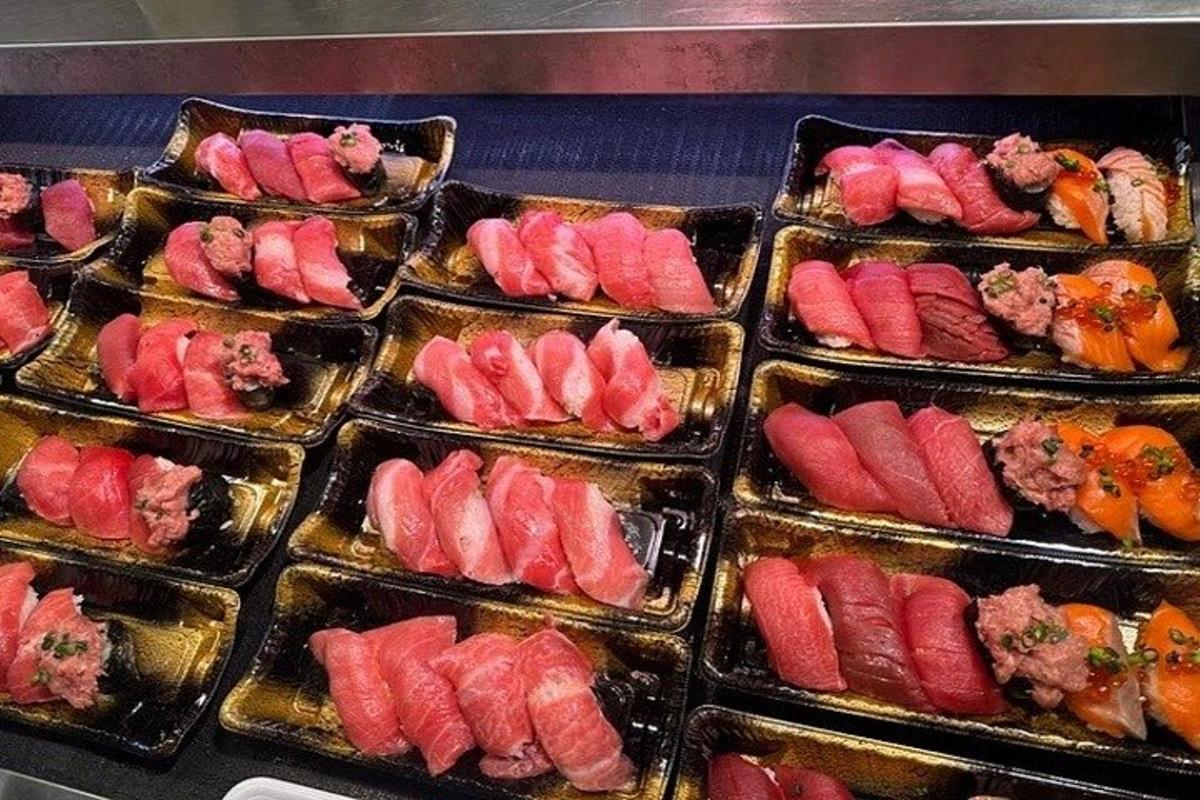 fullt af matarbökkum á borði