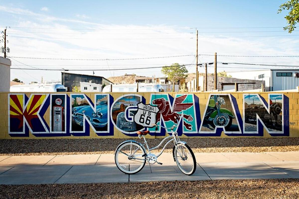 uma bicicleta estacionada em frente a um muro com grafite