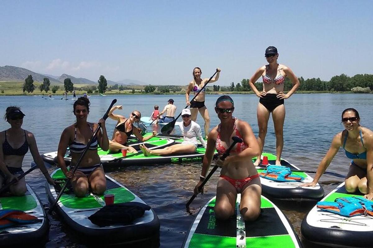 un gruppo di persone sedute sui kayak sull'acqua