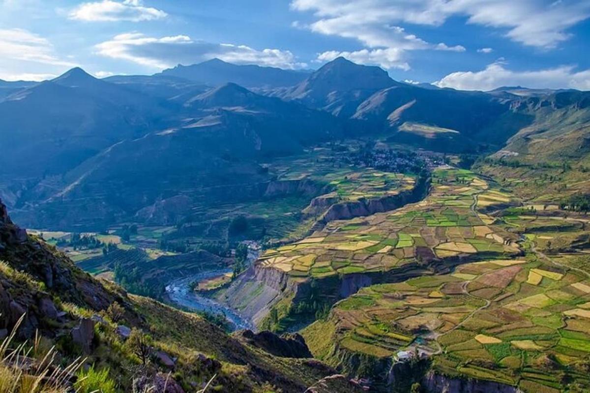 una vista aerea di una valle tra le montagne