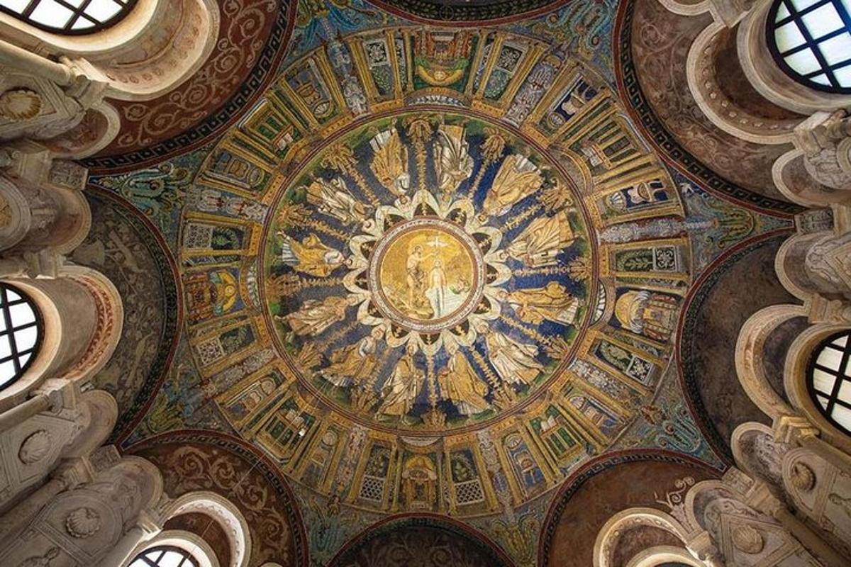 un soffitto di una chiesa con un dipinto sopra