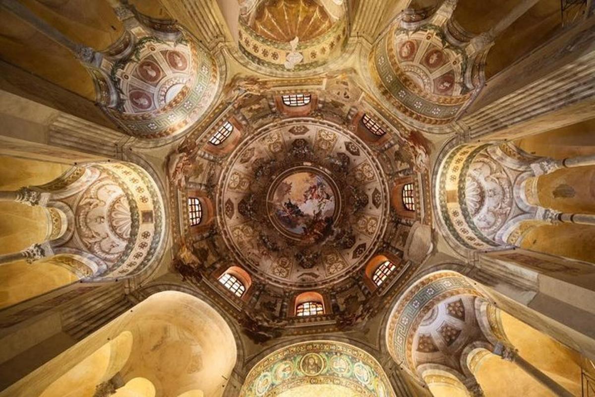 una vista del soffitto di un edificio