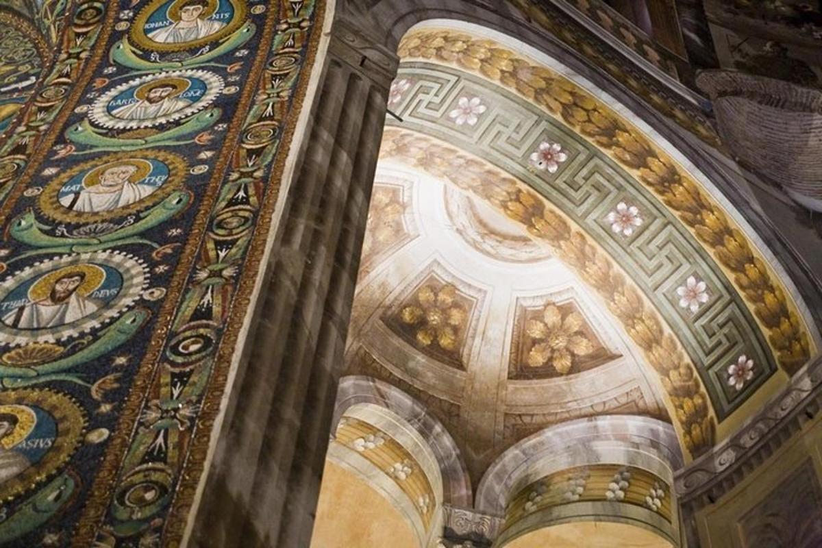 ein Bogen in einem Gebäude mit Mosaiken darauf