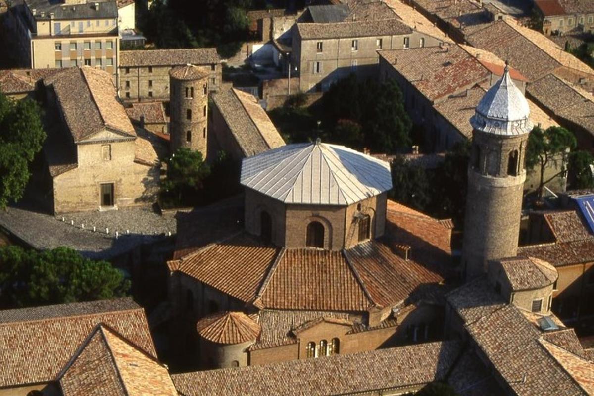 una vista aerea di una città con i tetti