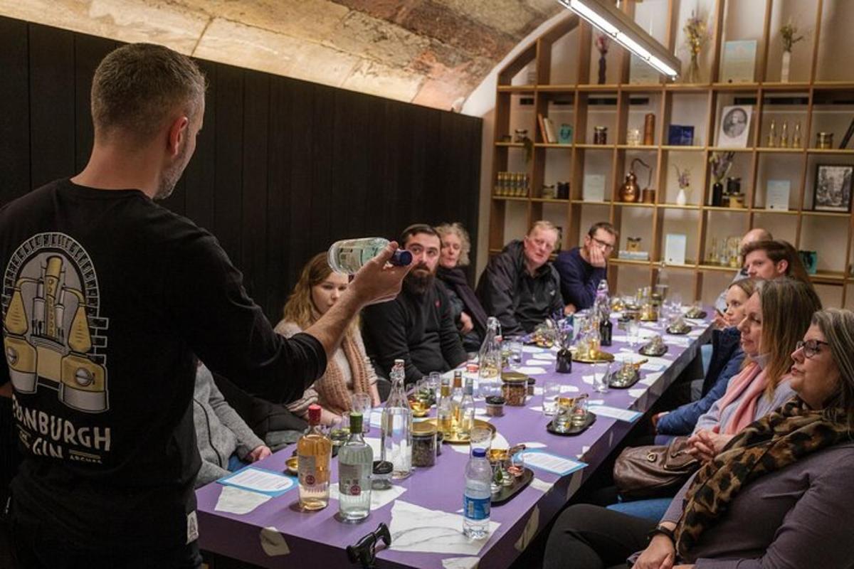 muž fotící skupinu lidí u stolu