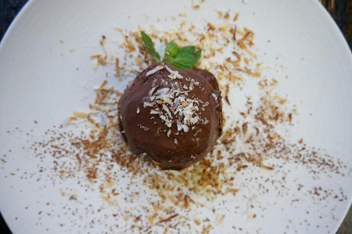 strawberi bersalut coklat di atas pinggan putih