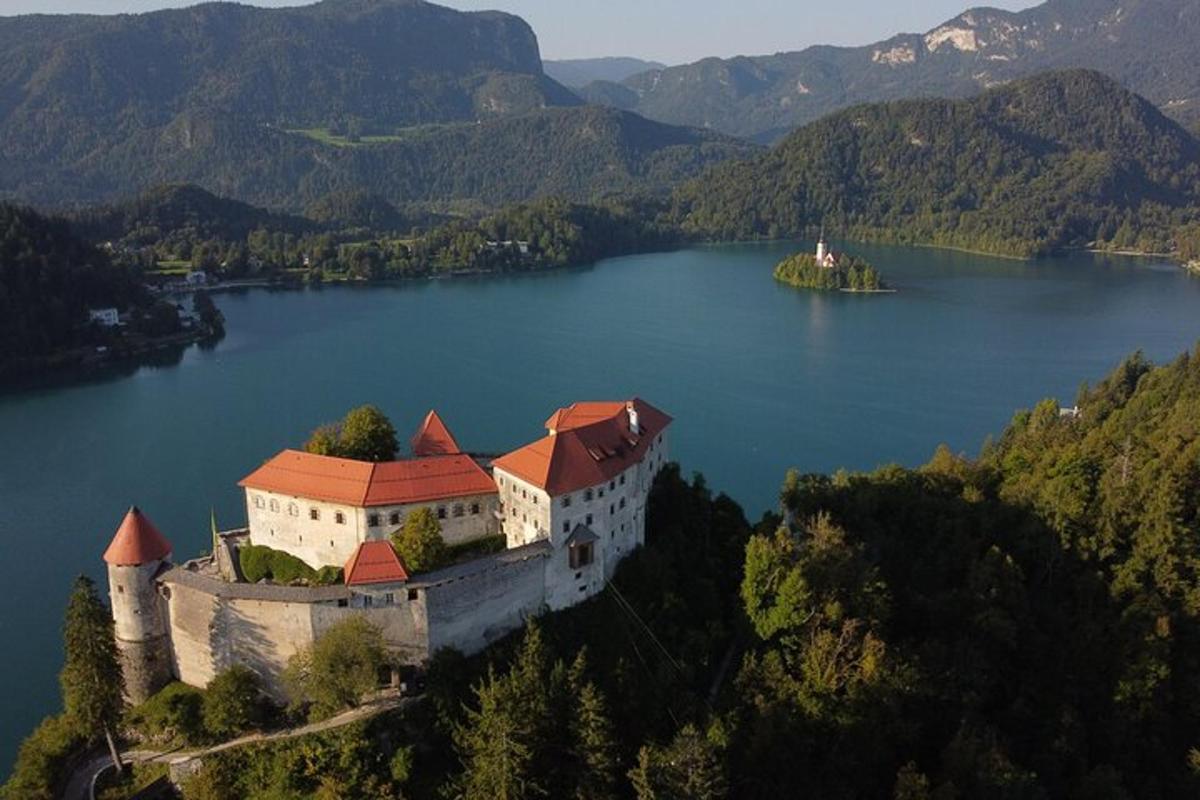 ostrov uprostřed jezera s hradem