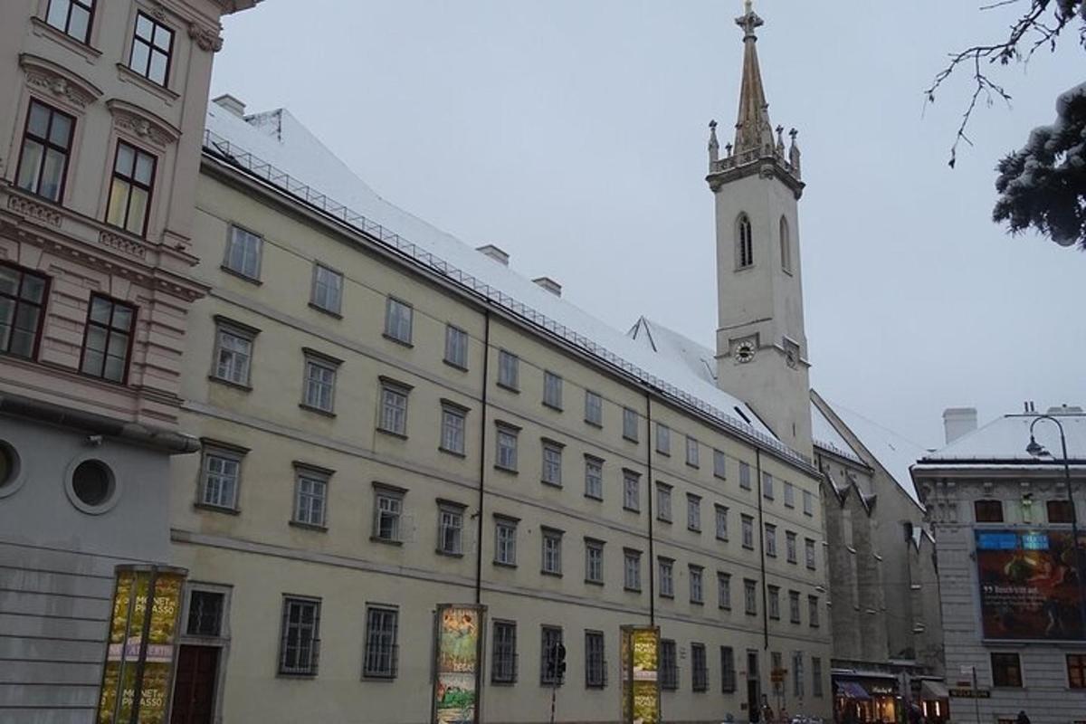 egy épület tornyával és óratoronnyal