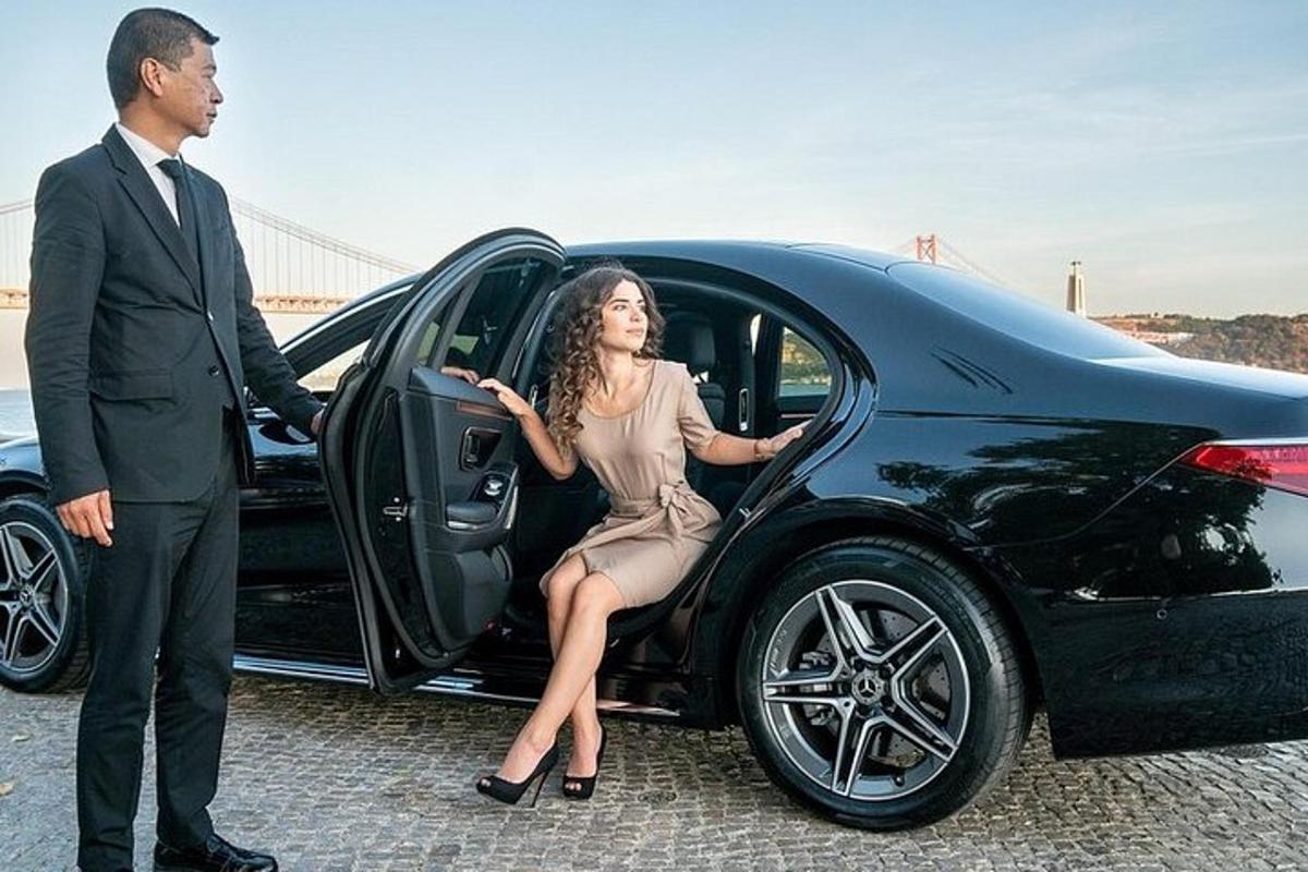 un uomo e una donna che scendono da un'auto