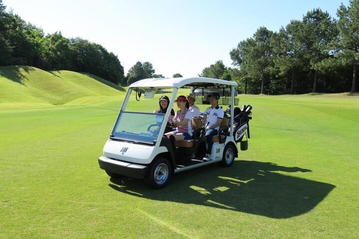 grupa ludzi jadąca wózkiem golfowym