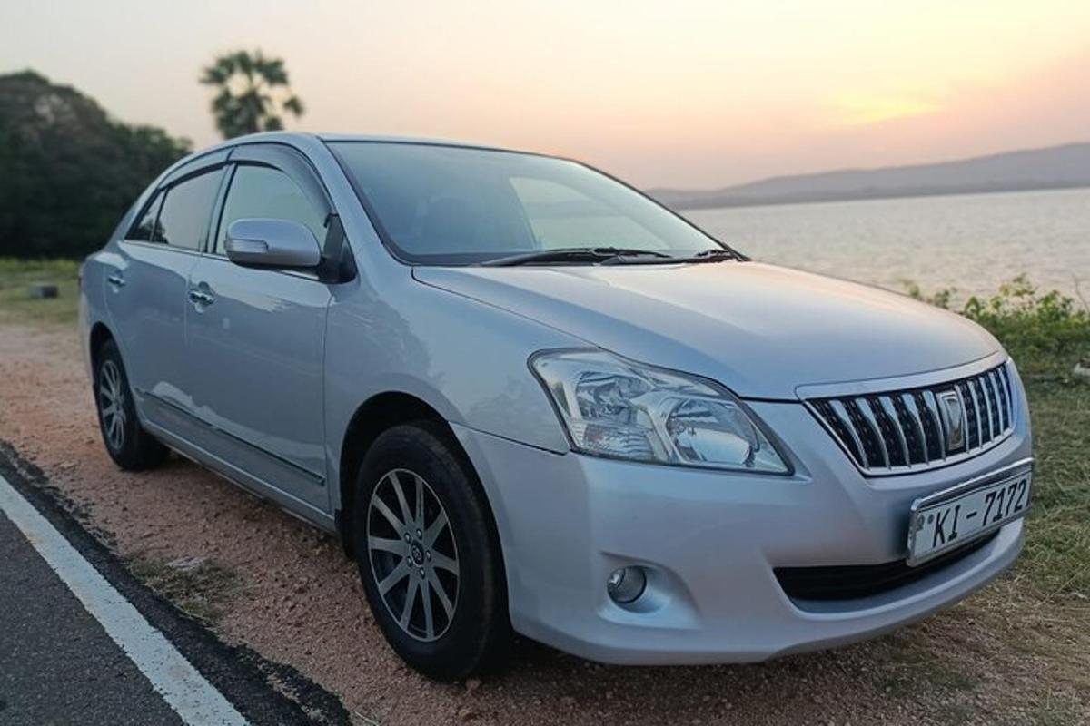 strieborné auto zaparkované na kraji cesty