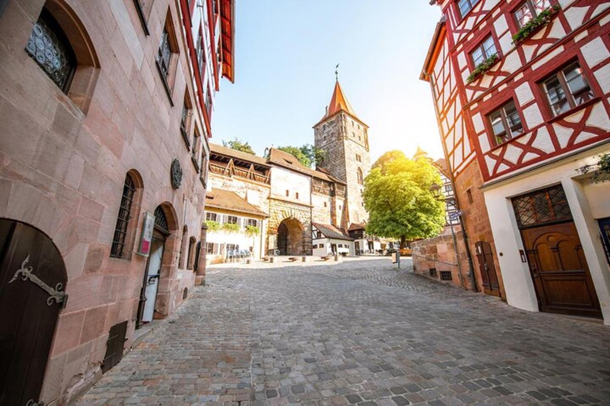 dlážděná ulice ve městě s hodinovou věží