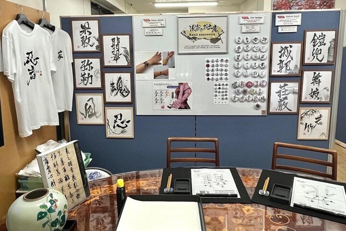 一间有桌子和一面贴满标志的墙的房间