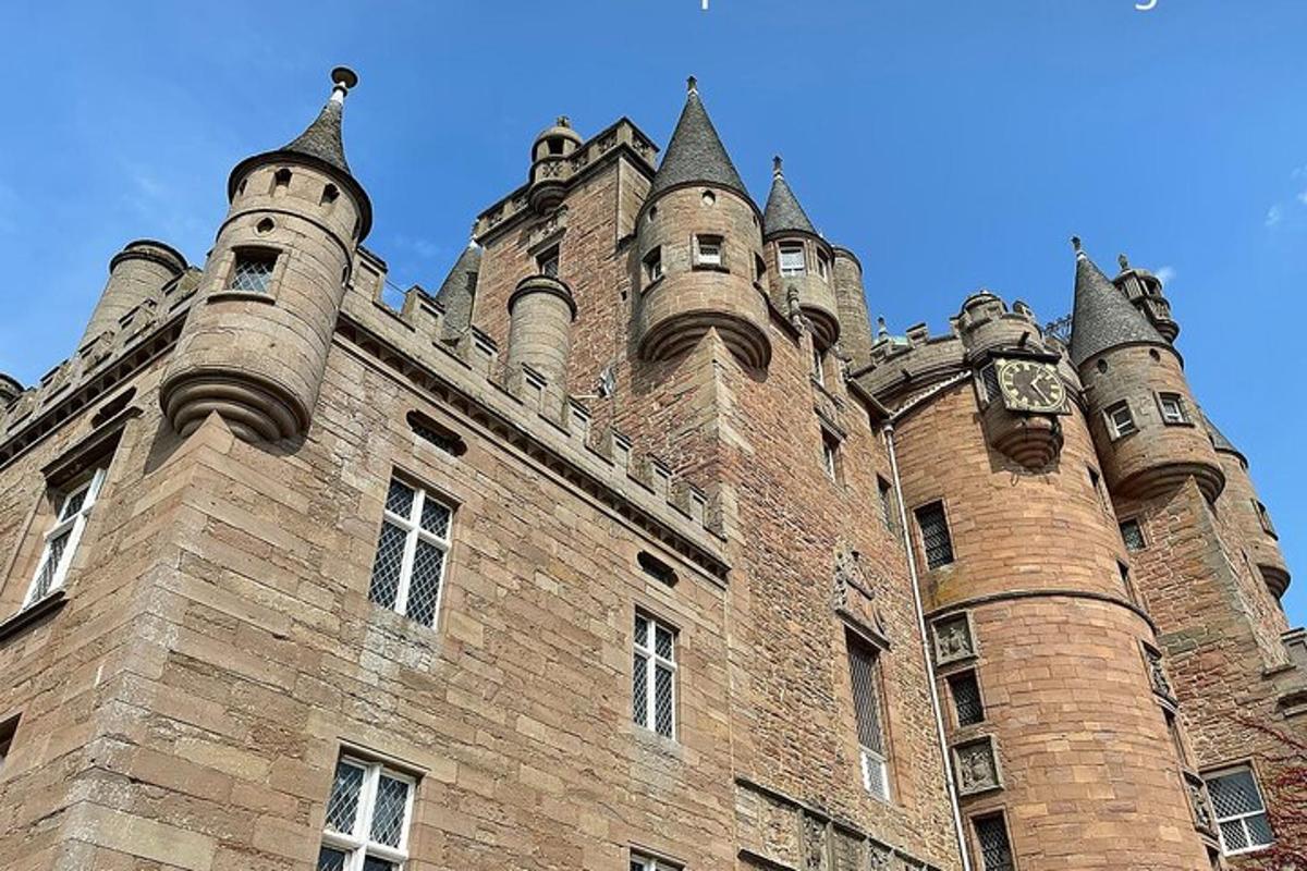 un castel mare cu turnulețe deasupra
