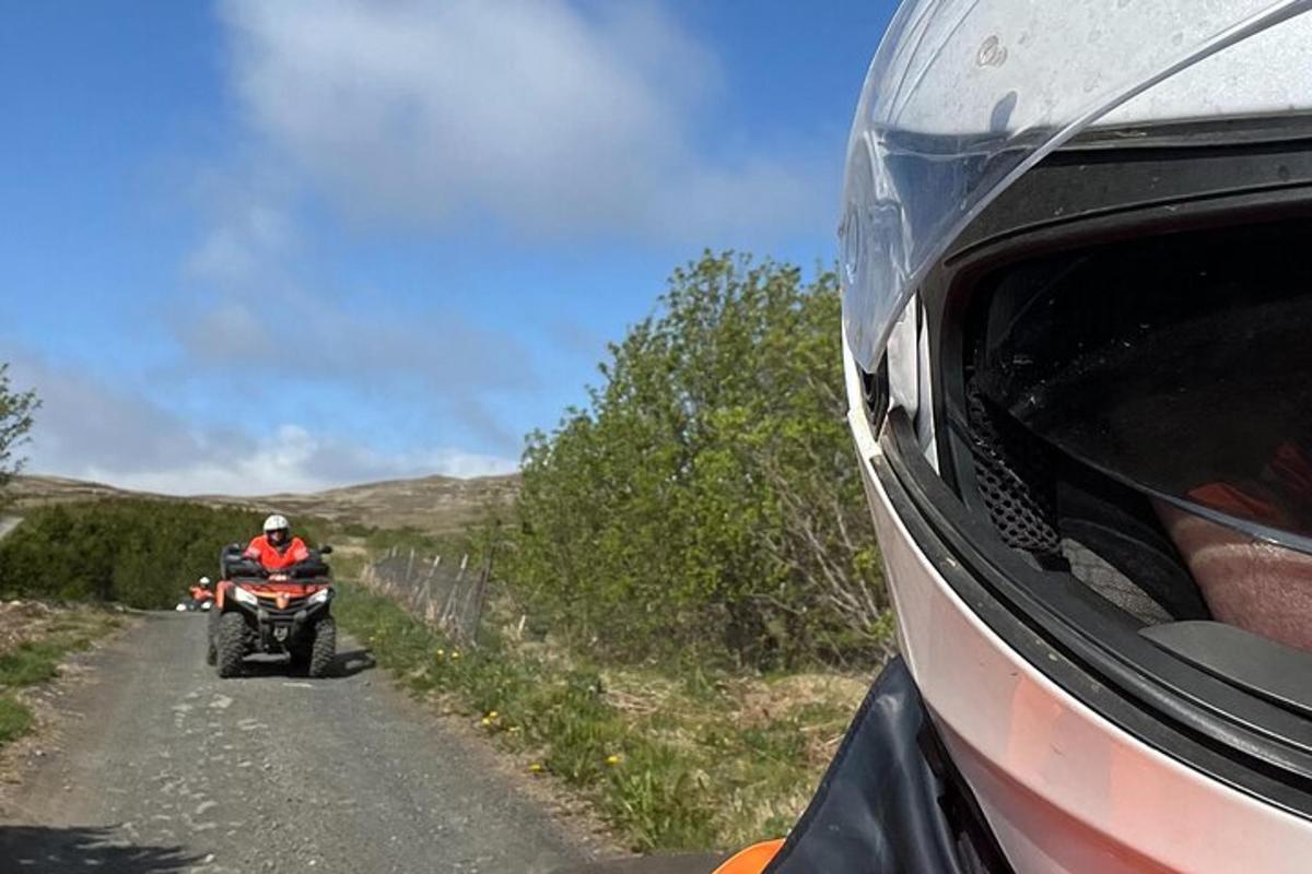 una persona che guida una motocicletta su una strada sterrata