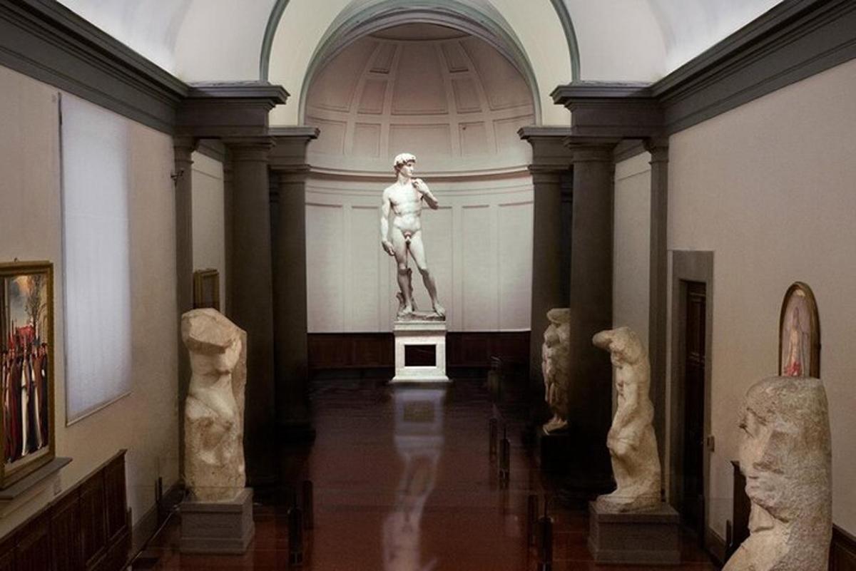 um museu com uma estátua no meio de uma sala