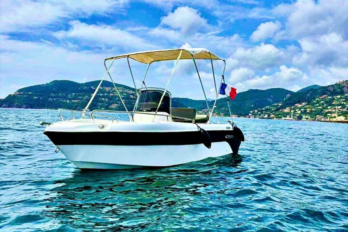 sebuah perahu yang duduk di air di danau