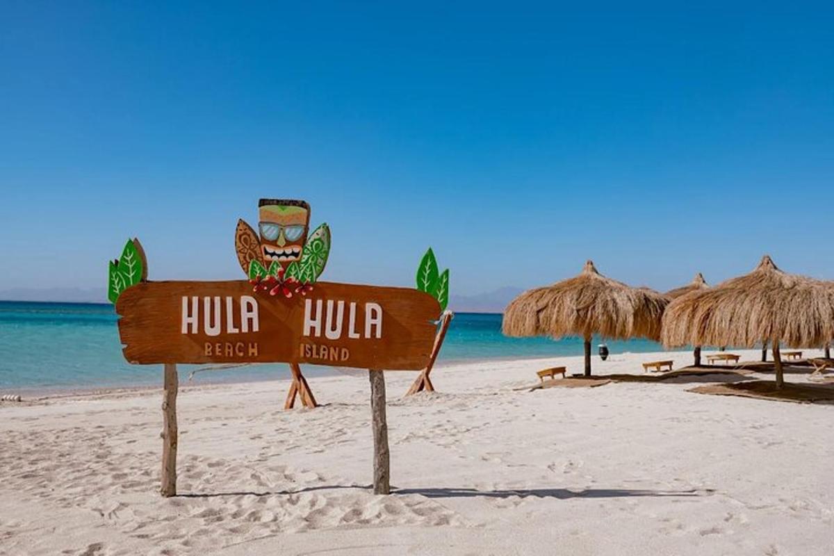 Un cartel de un hotel en una playa