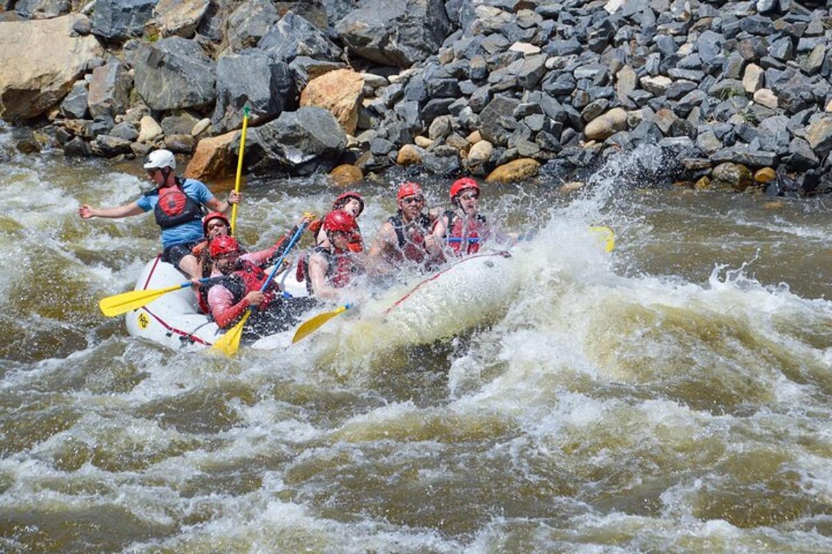 un gruppo di persone su una zattera in un fiume