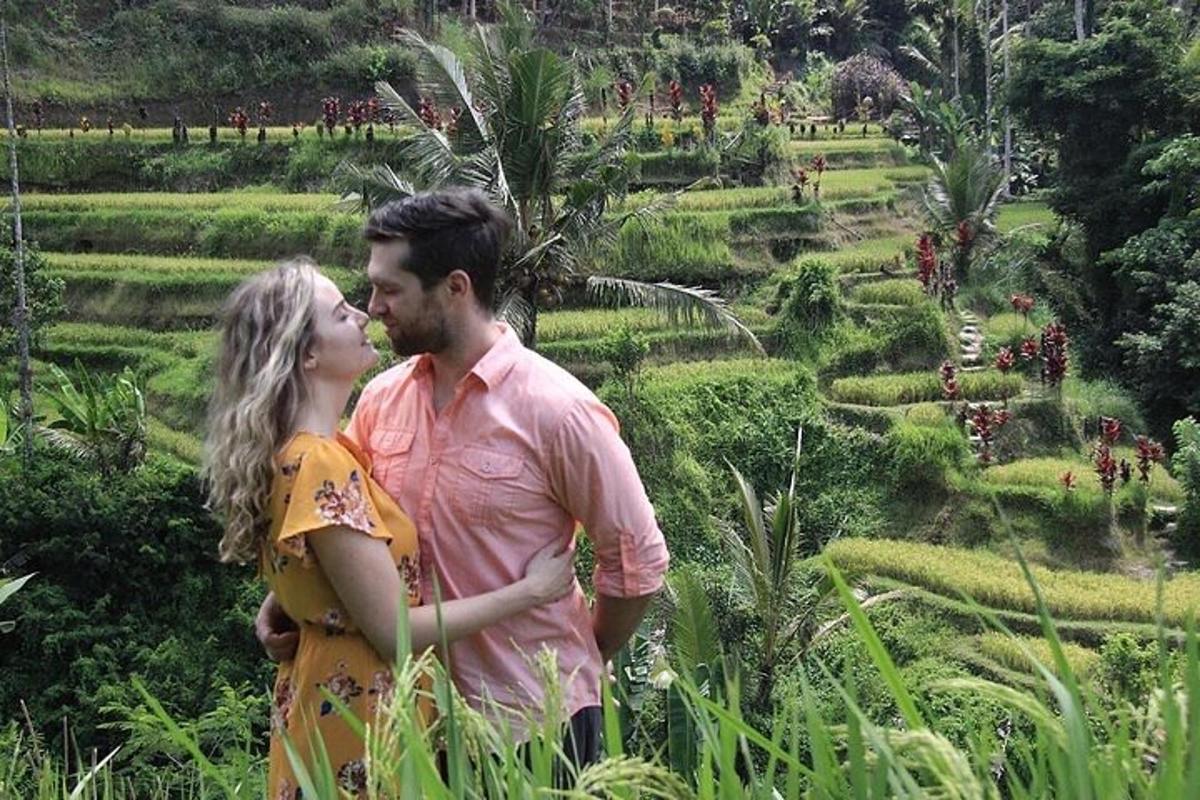 un uomo e una donna in piedi davanti a un giardino