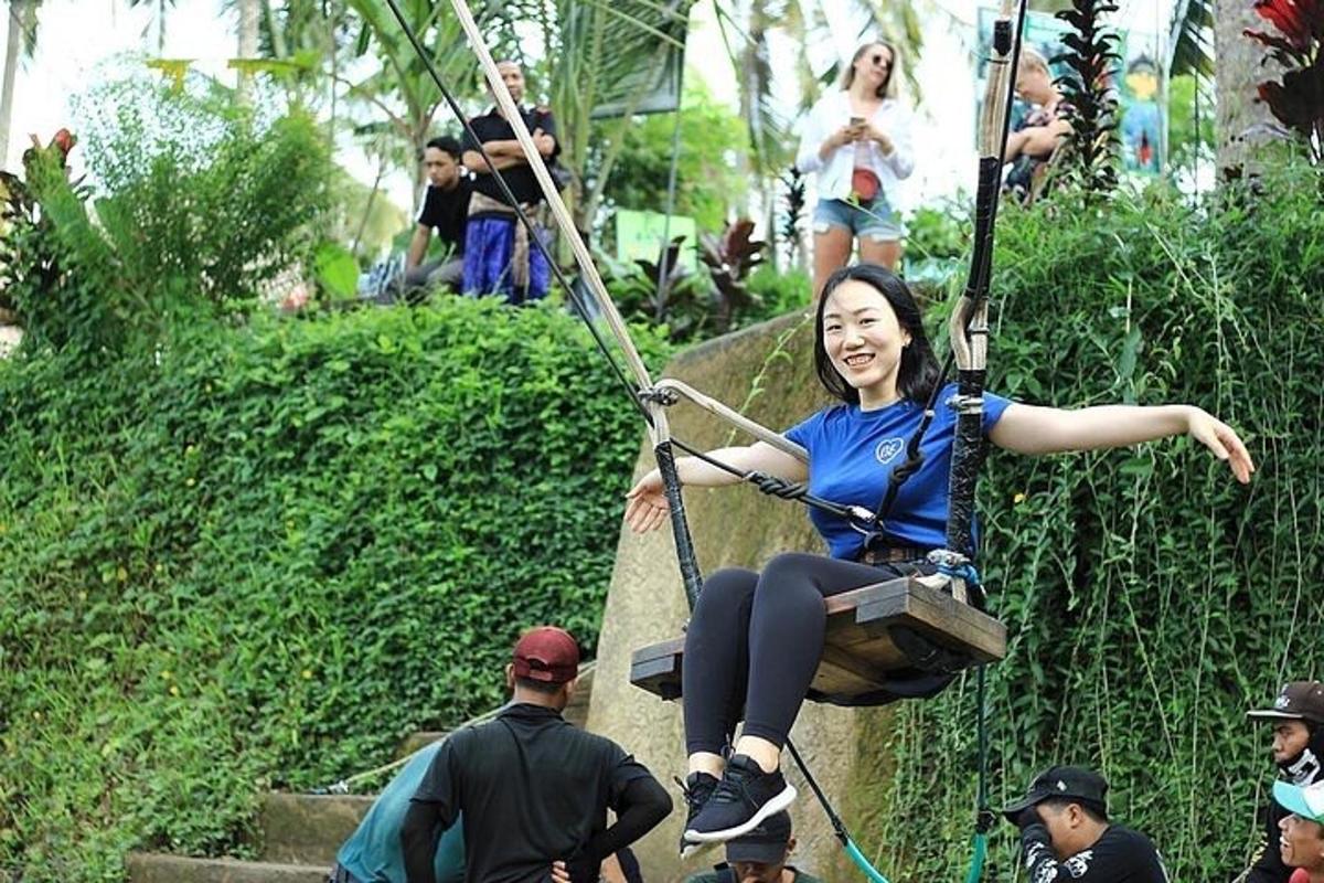 một người phụ nữ đang ngồi trên xích đu trong công viên