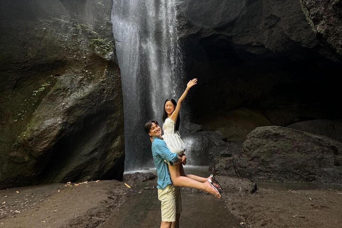 due persone in piedi davanti a una cascata