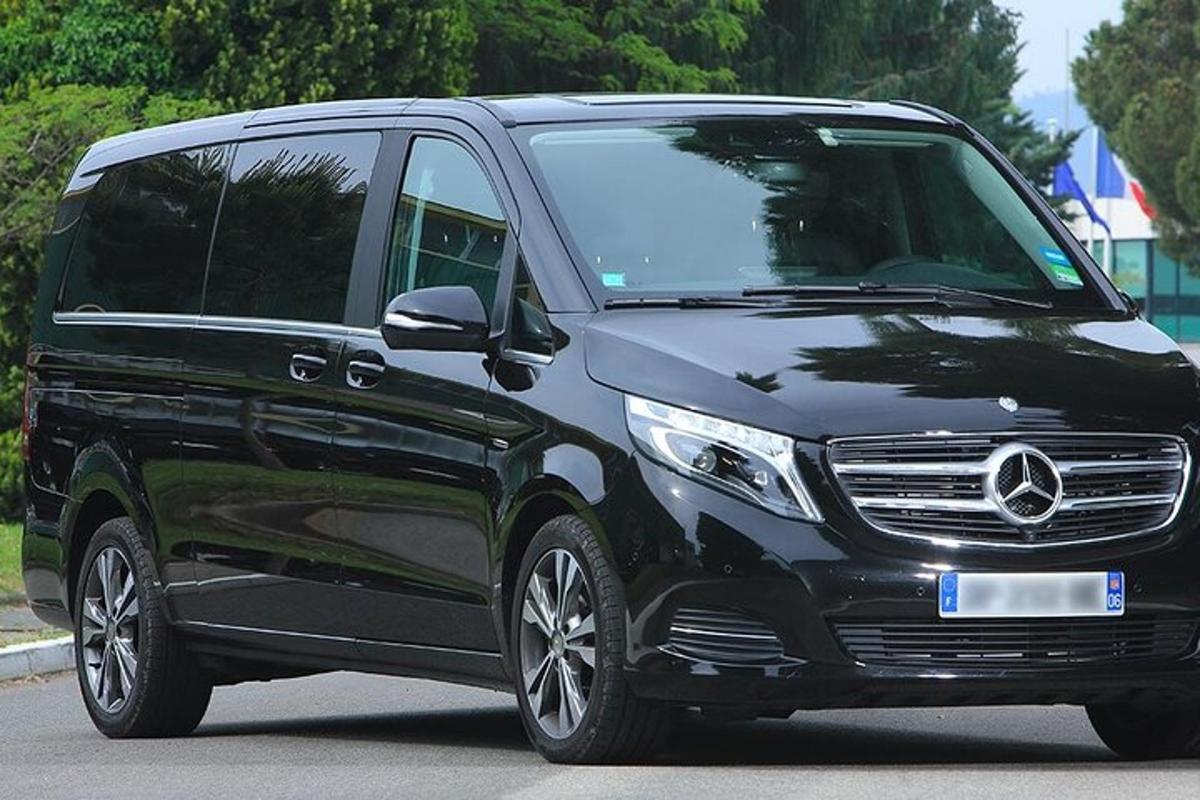 czarny mercedes benz suv zaparkowany na ulicy