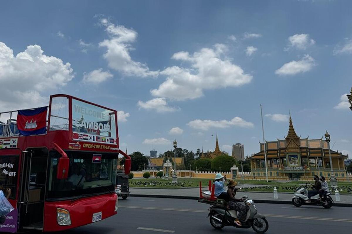 bas dua tingkat merah memandu di sebatang jalan