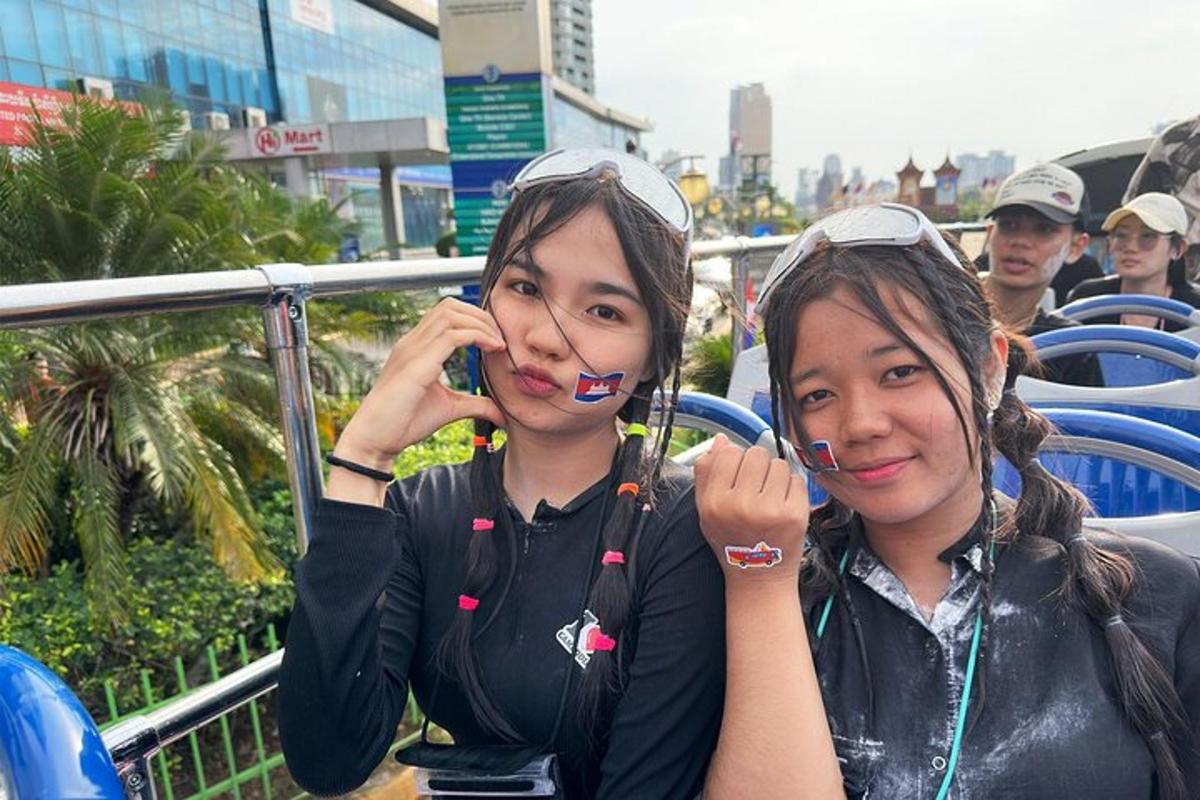 dua orang gadis sedang bercakap di telefon bimbit mereka