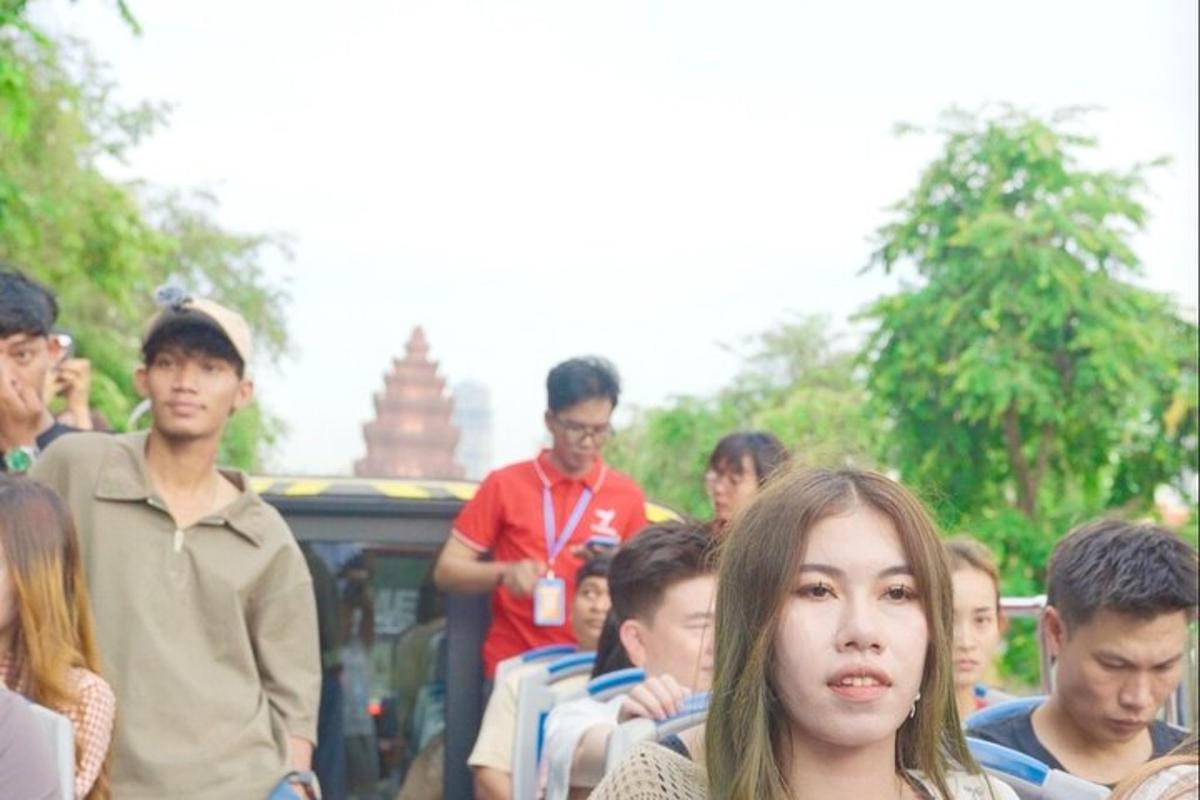 sekumpulan orang berdiri di sekeliling orang ramai