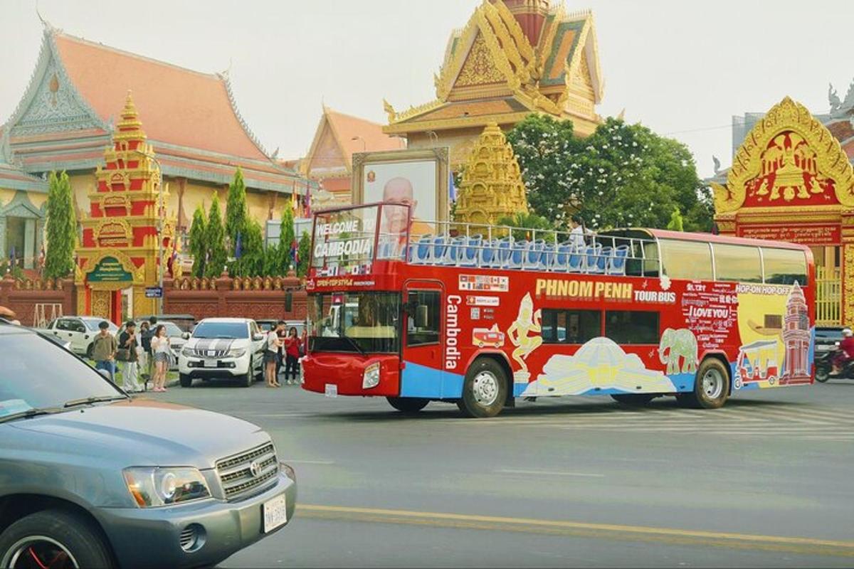bas dua tingkat merah memandu di sebatang jalan