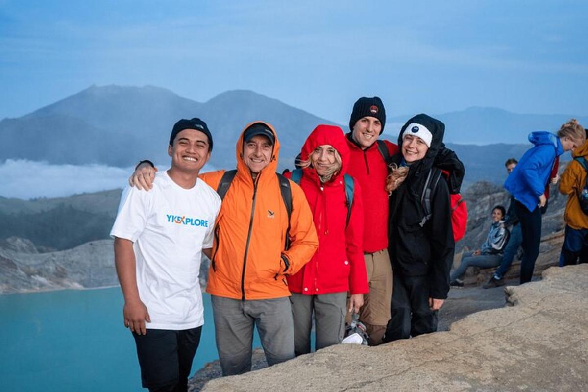 un gruppo di persone in piedi sulla cima di una montagna